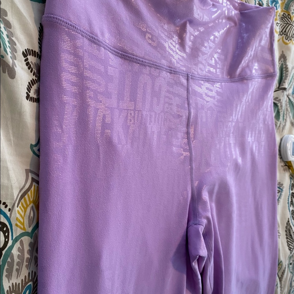 Brand new w/tag Fabletics high waisted lilac printed Powerhold 7/8 leggings XL